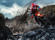 PG电子官方-跨越洲际的绿茵对话，AC米兰对阵智利友谊赛，黄喜灿一锤定音书写亚洲荣耀